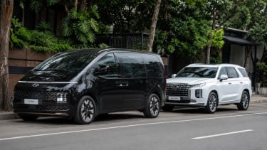 Hyundai Staria (depan) dan Hyundai Palisade (belakang)