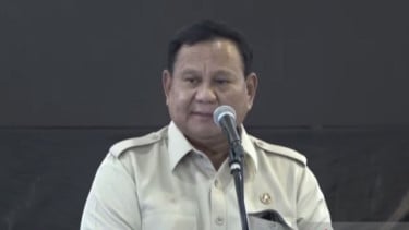 Presiden Prabowo Subianto memberikan arahan dalam peninjauan Sekolah Rakyat Menengah Pertama 17 Tabanan di Bali