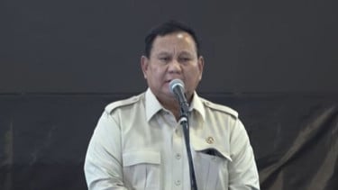 Presiden RI Prabowo Subianto saat memberikan arahan dalam kunjungannya di SRMP 17 Tabanan, Bali