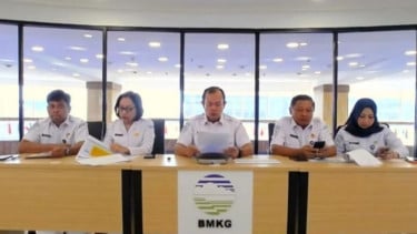 Deputi Bidang Geofisika BMKG Nelly Florida Riama (dua kiri) mendampingi Kepala BMKG Teuku Faisal Fathani (tengah)