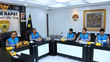 Asisten Kapolri Bidang Sumber Daya Manusia Inspektur Jenderal Polisi Anwar (kiri)