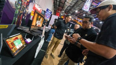 Menteri Ekonomi Kreatif, Teuku Riefky Harsya (kedua dari kanan)
