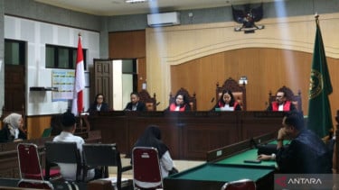 Terdakwa korupsi pengadaan sarung dan mukena dari pihak Dinas Sosial Lombok Barat, Muhammad Zakaki dan Dewi Dahliana