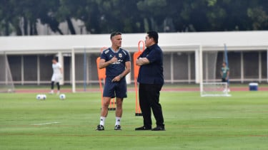 Pelatih Timnas Indonesia John Herdman (kiri) dan Ketum PSSI Erick Thohir (kanan)