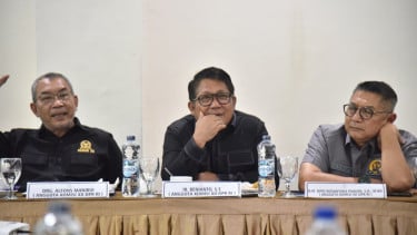 Anggota Komisi XII DPR RI, Beniyanto Tamoreka (tengah)