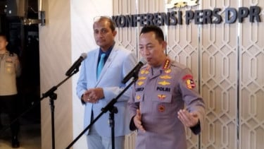 Wakil Menteri Hukum Eddy Hiariej (kiri) bersama Kapolri Jenderal Polisi Listyo Sigit Prabowo (kanan)