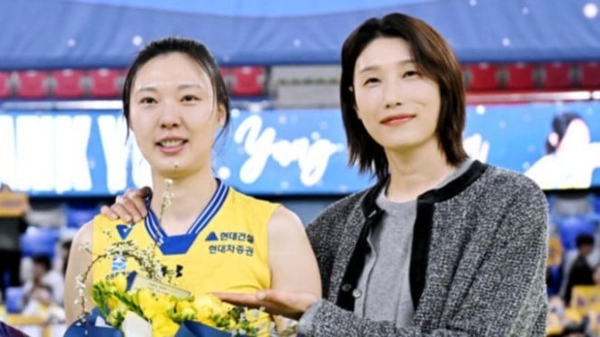 Yang Hyo-jin, middle blocker andalan Hyundai Hillstate yang memutuskan pensiun dan Kim Yeon-koung (kanan).