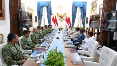 Pertemuan Presiden RI Prabowo Subianto dengan Panglima TNI Jenderal Agus Subiyanto dan jajaran di Istana Merdeka
