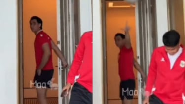 Nadeo Argawinata Pamer Jempol Telunjuk