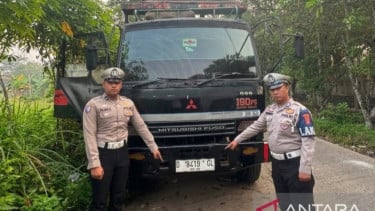 Satlantas Polresta Tangerang, Polda Banten, menunjukan kendaraan truk yang menabrak tokoh pramuka