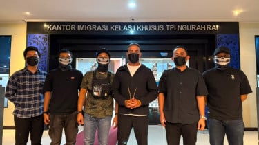 Buronan internasional asal Australia, Angelo Pandeli (tengah)