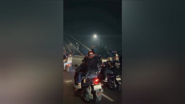 Konvoi pemotor bawa senjata tajam