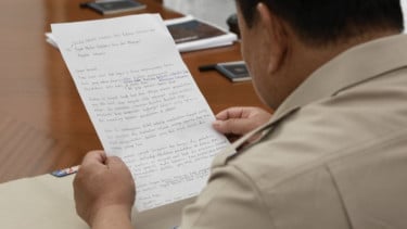 Presiden Prabowo Subianto membaca surat dari siswa SMK Negeri 1 Sorong, Papua Barat Daya