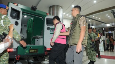 Komisaris PT Yasa Artha Trimanunggal (YAT), Andri Mulyono (rompi pink)