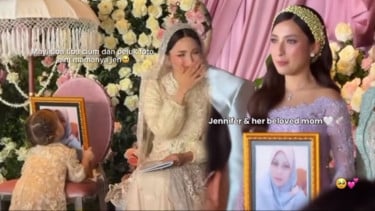 Kamari Sky Wassink mencium foto ibunda Jennifer Coppen