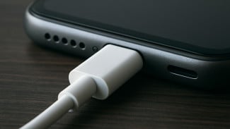 Ilustrasi port charger HP, 1. Baterai Cepat Rusak, 2. Ponsel Cepat Panas, 3. Risiko Korsleting atau Meledak, 4. Pengisian Daya Lebih Lama, 5. Kerusakan Port USB, 6. Gangguan Sinyal dan Performa, 7. Garansi Tidak Berlaku