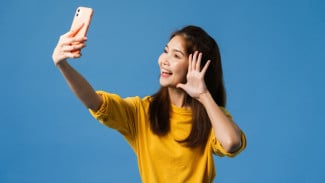 Selfie/kamera HP selfie/foto, 1. Vivo V30 Pro, 2. OPPO Reno11 Pro 5G, 3. Samsung Galaxy S25 Ultra, 4. iPhone 16 Pro Max, 5. Xiaomi 14 Ultra, 6. Google Pixel 8, 7. Asus Zenfone 11 Ultra