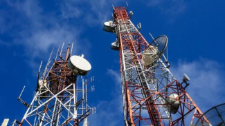 Ilustrasi menara BTS, Kecepatan dan Latensi: Fiber Optik Masih Unggul, Biaya: Starlink Lebih Mahal, Jangkauan dan Aksesibilitas: Starlink untuk Daerah Terpencil, Stabilitas dan Ketergantungan Cuaca: Fiber Optik Lebih Andal, Kesimpulan Mana yang Lebih Baik?