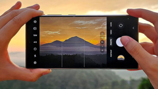 ilustrasi mengambil foto melalui Samsung S24 Ultra, AI di Kamera Smartphone: Kecil Ukuran, Besar Kemampuan, DSLR dan Mirrorless: Masih Tak Tergantikan dalam Aspek Ini, Hasil Uji Coba: Smartphone AI vs Kamera Profesional, Tren Masa Depan: AI Kian Canggih, Tapi DSLR Masih Relevan, Kesimpulan: Smartphone Makin Pintar, Tapi DSLR Belum Tersingkir