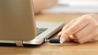 Ilustrasi ngecas laptop, Ilustrasi ngecas laptop, Asal Usul Mitos 8 Jam Pengisian Baterai, Fakta Teknologi Baterai Laptop Modern, Apa yang Sebaiknya Dilakukan Saat Beli Laptop Baru?, Tips Merawat Baterai Laptop Agar Tahan Lama