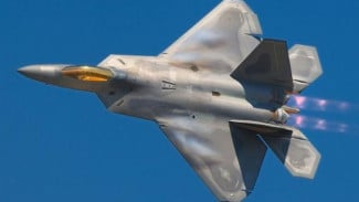 Lockheed Martin F-22 Raptor, F-22 Akan Jadi Jet Tempur Pertama yang Kendalikan Drone Tempur, Tablet di Kokpit, Tapi Banyak Tantangan, General Atomics dan Anduril Kembangkan Prototipe Drone CCA, Lockheed Martin Sudah Siap Teknologinya, Tantangan Autonomi dan Keamanan, Eksperimen Skala Besar: Dari VENOM Hingga EOU, Masa Depan Pertempuran Udara: Manusia dan Mesin Bahu Membahu