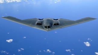 Northrop Grumman B-2 Spirit, Desain Sayap Terbang yang Bukan Sekadar Gaya, Teknologi Siluman Tingkat Dewa, R&amp;D Super Mahal, Tidak Masuk Akal bagi Negara Lain, Harga 1 Unit Capai Rp34 Triliun, Operasional dan Perawatan Mahal Tak Masuk Akal, Teknologi Flight Control Tanpa Ekor yang Rumit, Bukan Cuma Mahal, tapi Terlalu Canggih