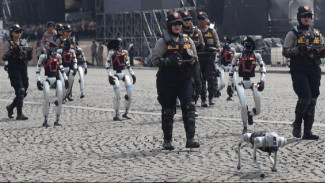 Robot humanoid dan K9 milik Polri dalamperayaan HUT Bhayangkara, Tiga Fase Menuju Polri Canggih, Bukan Pengganti Manusia, Tapi Mitra Strategis, Dirancang Anak Bangsa, Masih Dalam Pengembangan, Simbol Komitmen Menuju Era Smart Policing