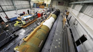 LGM-30 Minuteman III, 1. RS-28 Sarmat (Satan II) – Rusia, 2. Dongfeng-41 (DF-41) – China, Rudal Dongfeng-41, 3. LGM-30 Minuteman III – Amerika Serikat, LGM-30 Minuteman III, 4. Trident II D5 – Amerika Serikat &amp; Inggris, 5. Hwasong-17 – Korea Utara, 6. Agni-V – India, 7. RS-26 Rubezh (Oreshnik) – Rusia, Tabel Perbandingan Rudal Terbesar 2025, Persaingan Global Makin Memanas