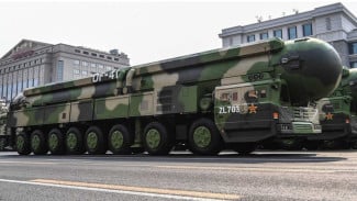 Rudal Dongfeng-41, 1. RS-28 Sarmat (Satan II) – Rusia, 2. Dongfeng-41 (DF-41) – China, Rudal Dongfeng-41, 3. LGM-30 Minuteman III – Amerika Serikat, LGM-30 Minuteman III, 4. Trident II D5 – Amerika Serikat &amp; Inggris, 5. Hwasong-17 – Korea Utara, 6. Agni-V – India, 7. RS-26 Rubezh (Oreshnik) – Rusia, Tabel Perbandingan Rudal Terbesar 2025, Persaingan Global Makin Memanas