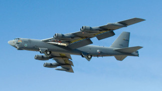 B-52 Stratofortress, 1. F-22 Raptor: Jet Siluman Generasi Lima yang Jadi Ancaman Udara Paling Serius, 2. B-52 Stratofortress: Bomber Lawas yang Masih Ditakuti, 3. F-15E dan KC-46 Pegasus: Kombinasi Serang dan Dukung di Udara, 4. USS Abraham Lincoln: Kapal Induk yang Dilengkapi Sistem Tempur AI, 5. Sistem Komando dan Intelijen Berbasis AI: Kunci Dominasi Udara AS
