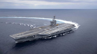 USS Abraham Lincoln, 1. F-22 Raptor: Jet Siluman Generasi Lima yang Jadi Ancaman Udara Paling Serius, 2. B-52 Stratofortress: Bomber Lawas yang Masih Ditakuti, 3. F-15E dan KC-46 Pegasus: Kombinasi Serang dan Dukung di Udara, 4. USS Abraham Lincoln: Kapal Induk yang Dilengkapi Sistem Tempur AI, 5. Sistem Komando dan Intelijen Berbasis AI: Kunci Dominasi Udara AS