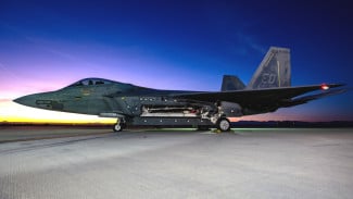 F-22 Raptor, Tak Terlihat Bukan Lagi Mimpi: Teknologi Siluman Super Lanjut, Lockheed Martin F-35 Lightning II, AI Jadi Co-Pilot: Dominasi Udara Lewat Kecerdasan Buatan, Loyal Wingman: Jet Tempur Tak Lagi Terbang Sendiri, F-22 Raptor, Sensor Fusion dan Perang Elektronik Tanpa Suara, Siapa yang Terdepan dalam Perlombaan Ini?, Masa Depan Dominasi Udara Ada di Depan Mata