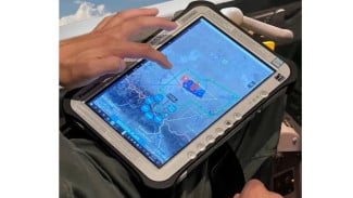 sistem kendali drone menggunakan perangkat mirip tablet, F-22 Akan Jadi Jet Tempur Pertama yang Kendalikan Drone Tempur, Tablet di Kokpit, Tapi Banyak Tantangan, General Atomics dan Anduril Kembangkan Prototipe Drone CCA, Lockheed Martin Sudah Siap Teknologinya, Tantangan Autonomi dan Keamanan, Eksperimen Skala Besar: Dari VENOM Hingga EOU, Masa Depan Pertempuran Udara: Manusia dan Mesin Bahu Membahu