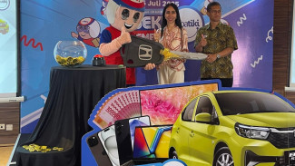 Direktur Utama Tiki, Yulina Hastuti (tengah).