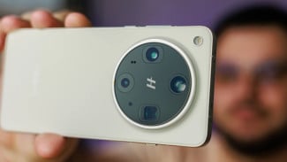 OPPO Find X8 Ultra, Desain Premium: Keduanya Sama-Sama Elegan, OPPO Find X8 Ultra, Layar: Kualitas Sama, Experience Berbeda, OPPO Find X8 Pro, Performa: Sama Kencangnya, Tapi Ultra Lebih Tahan Lama, Kamera: Ultra Jelas Lebih Unggul, Software dan AI: Sama Cerdas, Ultra Punya Plus, Pilih yang Mana?, Tabel Perbandingan Oppo Find X8 Ultra vs Find X8 Pro
