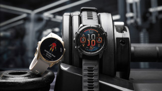 Garmin Fenix 8., 1. Harga dan Desain Fisik, 2. Konektivitas Satelit dan LTE, 3. Kualitas Layar: AMOLED vs MicroLED, 4. Daya Tahan Baterai, 5. Fitur Kebugaran dan Outdoor