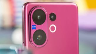 vivo V60, 1. Kamera telephoto dan portrait kelas studio berkat kerjasama ZEISS, 2. Daya tahan baterai luar biasa ditambah pengisian cepat nyata, 3. Performa yang seimbang untuk multitasking dan gaming kasual, 4. Layar cerah, nyaman untuk penggunaan luar ruangan dan multimedia, 5. Ketahanan fisik dan dukungan perangkat lunak jangka panjang, 1. Kompromi pada ultrawide dan batasan perekaman video, 2. Pengalaman haptic dan fitur kecil yang mengganggu, 3. Tidak mendukung eSIM dan beberapa kekurangan video pro