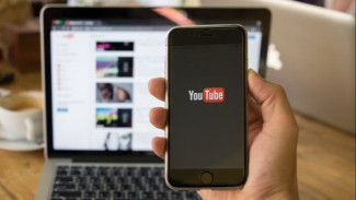 Ilustrasi YouTube di Ponsel, AI Bantu Bikin Shorts Lebih Menarik, Ilustrasi YouTube di Ponsel, Ask Studio, Asisten Virtual Kreator, Podcast dan Live Streaming Jadi Lebih Interaktif, Cara Baru Monetisasi dan Kolaborasi
