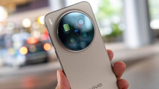 Vivo X300 Pro, 1. Desain dan Layar: Elegan vs Futuristik, 2. Performa dan Baterai: Efisien vs Superpower, 3. Kamera: ZEISS Sinematik vs LEICA Profesional, 4. Harga dan Nilai Investasi