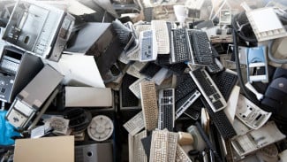 Sampah elektronik / e-waste.