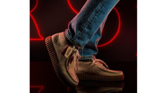 Alas kaki Clarks.