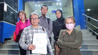 Korban pecahan kaca Gedung TCC Batavia Tower (baju cokelat)