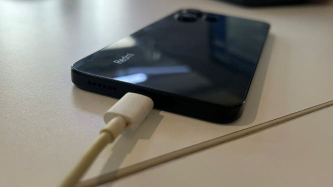 Port charger Redmi/Xiaomi, Bolehkah Ngecas HP saat Ngelag?, Kenapa HP Bisa Ngelag Saat Dicas?, Tips Aman Ngecas HP saat Ngelag, Apakah Ngecas saat Ngelag Bisa Merusak Baterai?, Kapan Harus Khawatir?