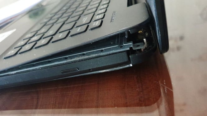 Ilustrasi laptop patah, Apakah Laptop Masih Bisa Digunakan Jika Engselnya Patah?, Penyebab Umum Engsel Laptop Patah, Apa yang Harus Dilakukan Jika Engsel Laptop Patah?, Apakah Perlu Ganti Laptop Baru?