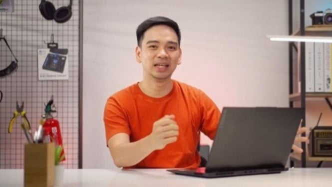 David Gadgetin review laptop, 1. GontaGantiHape (GadgetMax), 2. SobatHAPE, 3. GadgetInAja, 4. Jagat Review, 5. TeknoLoGue