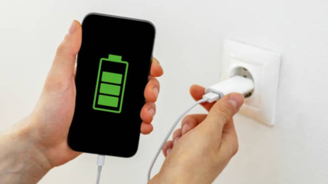Ilustrasi Charger iPhone, 1. Gunakan Charger dan Kabel Original atau Berkualitas Tinggi, 2. Aktifkan Mode Pesawat (Airplane Mode), 3. Matikan HP Selama Pengisian, 4. Hindari Menggunakan HP Saat Diisi Daya, 5. Singkirkan Casing atau Pelindung HP, 6. Bersihkan Port Pengisian Daya, 7. Gunakan Charger dengan Arus Output yang Lebih Besar, 8. Jangan Biarkan Baterai Habis Total, 9. Jaga Suhu HP Tetap Dingin, 10. Aktifkan Fitur Pengisian Cepat (Fast Charging)