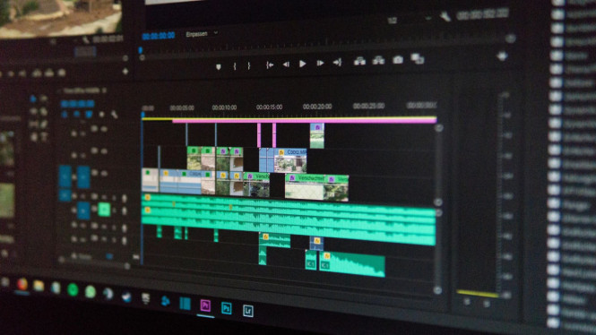 Ilustrasi editing video, 1. ThinkPad X1 Extreme Gen 5, 2. ThinkPad P1 Gen 6, 3. ThinkPad T16 Gen 2, 4. ThinkPad L14 Gen 4