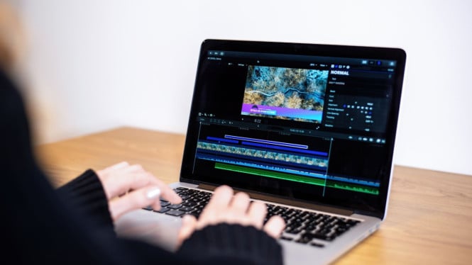 Ilustrasi editing video, 1. Asus Vivobook 16 Flip, 2. Dell Inspiron 14 Plus , 3. Microsoft Surface Laptop 7 , 4. Lenovo ThinkPad X9 15 Aura Edition, 5. Microsoft Surface Pro 11