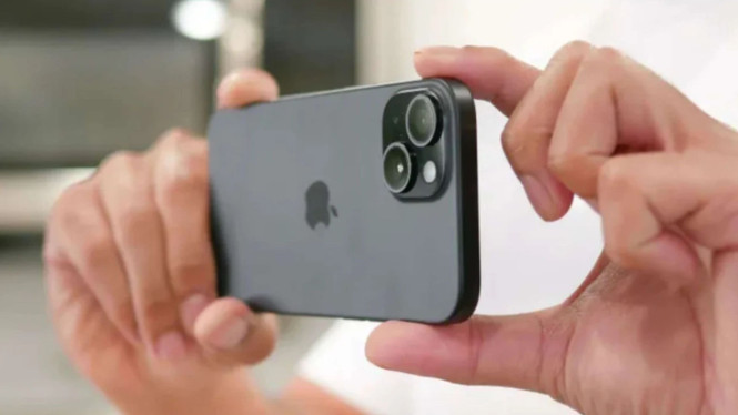 Ilustrasi menggunakan kamera iPhone, 1. CapCut, 2. VN Video Editor, 3. KineMaster, 4. InShot, 5. Adobe Premiere Rush, 6. PowerDirector, 7. FilmoraGo, 8. YouCut