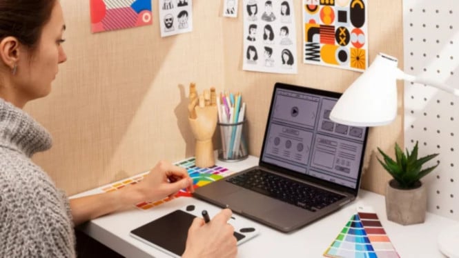 Ilustrasi laptop desain grafis, 1. Kurangi Kecerahan Layar, 2. Aktifkan Mode Hemat Daya, 3. Tutup Aplikasi Latar Belakang yang Tidak Diperlukan, 4. Matikan Fitur yang Tidak Dipakai, 5. Gunakan Mode Performa yang Tepat, 6. Perbarui Driver dan Sistem Operasi, 7. Gunakan Software yang Lebih Ringan